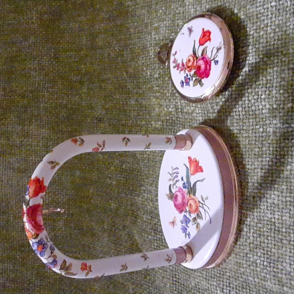 1986 Small Clock - Celebrating 100 Years AVON. - Picture 2 of 9